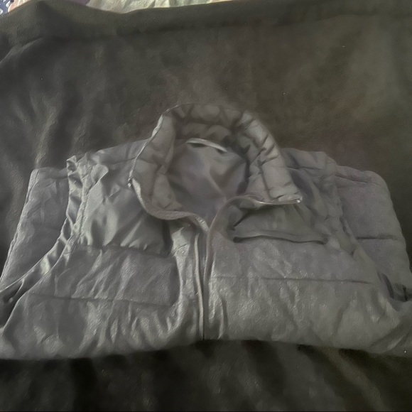 Black and gray Gap vest - Picture 3 of 5